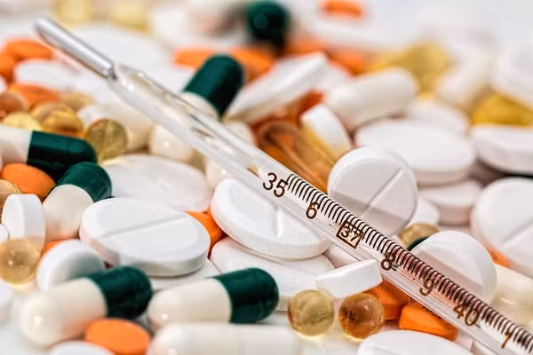 Hỏi ra mới biết sau khi bị cảm, nam bệnh nhân đã uống thuốc cảm rồi đi ngủ ngay, kết quả là thuốc không trôi vào dạ dày thuận lợi mà bám vào thành thực quản và gây ra các vết loét nghiêm trọng.