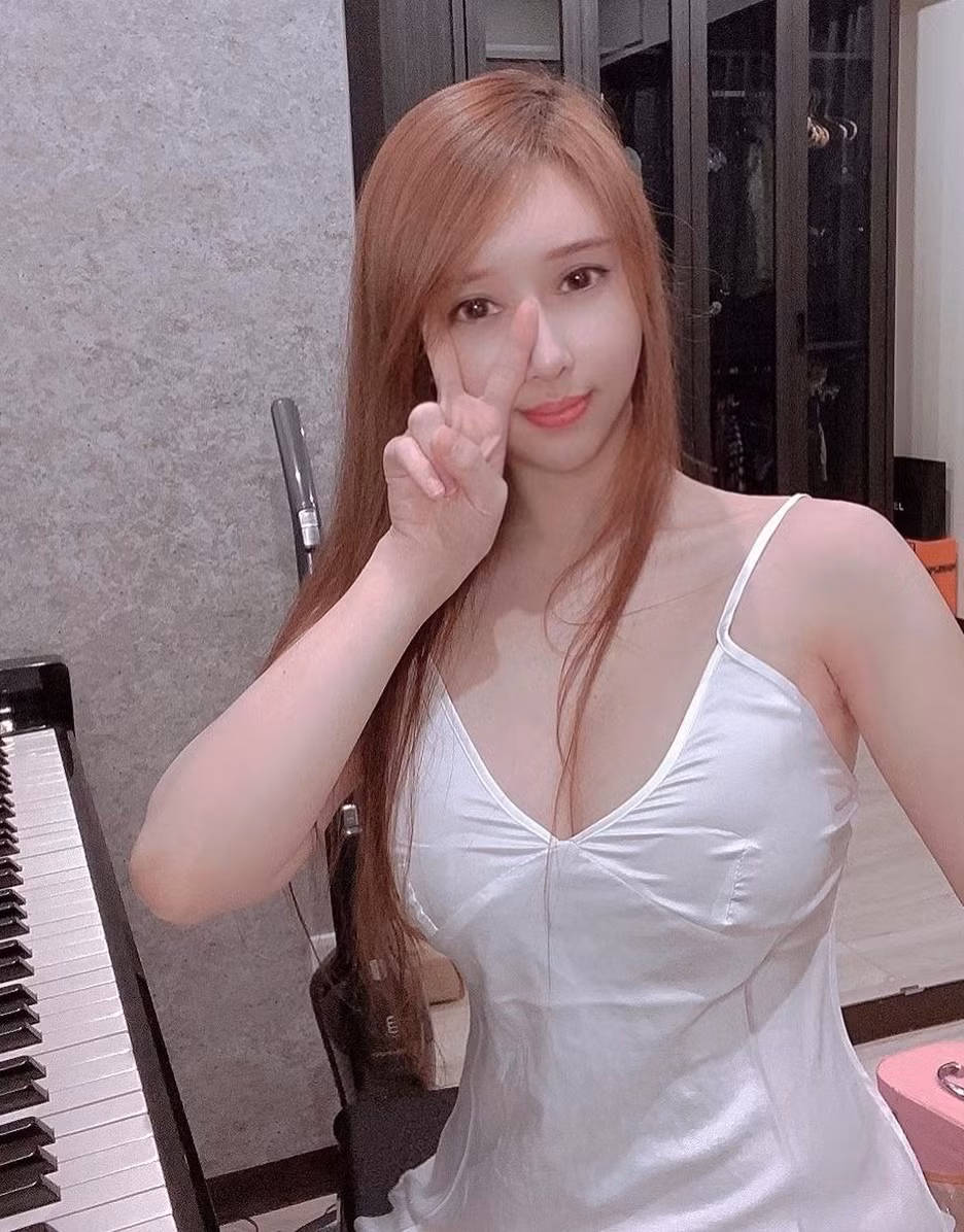 Ngoài công việc giảng dạy ở trường, Đình Đình còn là gia sư dạy đàn piano và đàn hạc cầm. Cô nàng thường xuyên khoe ảnh, video mình chơi đàn và tương tác với người hâm mộ.