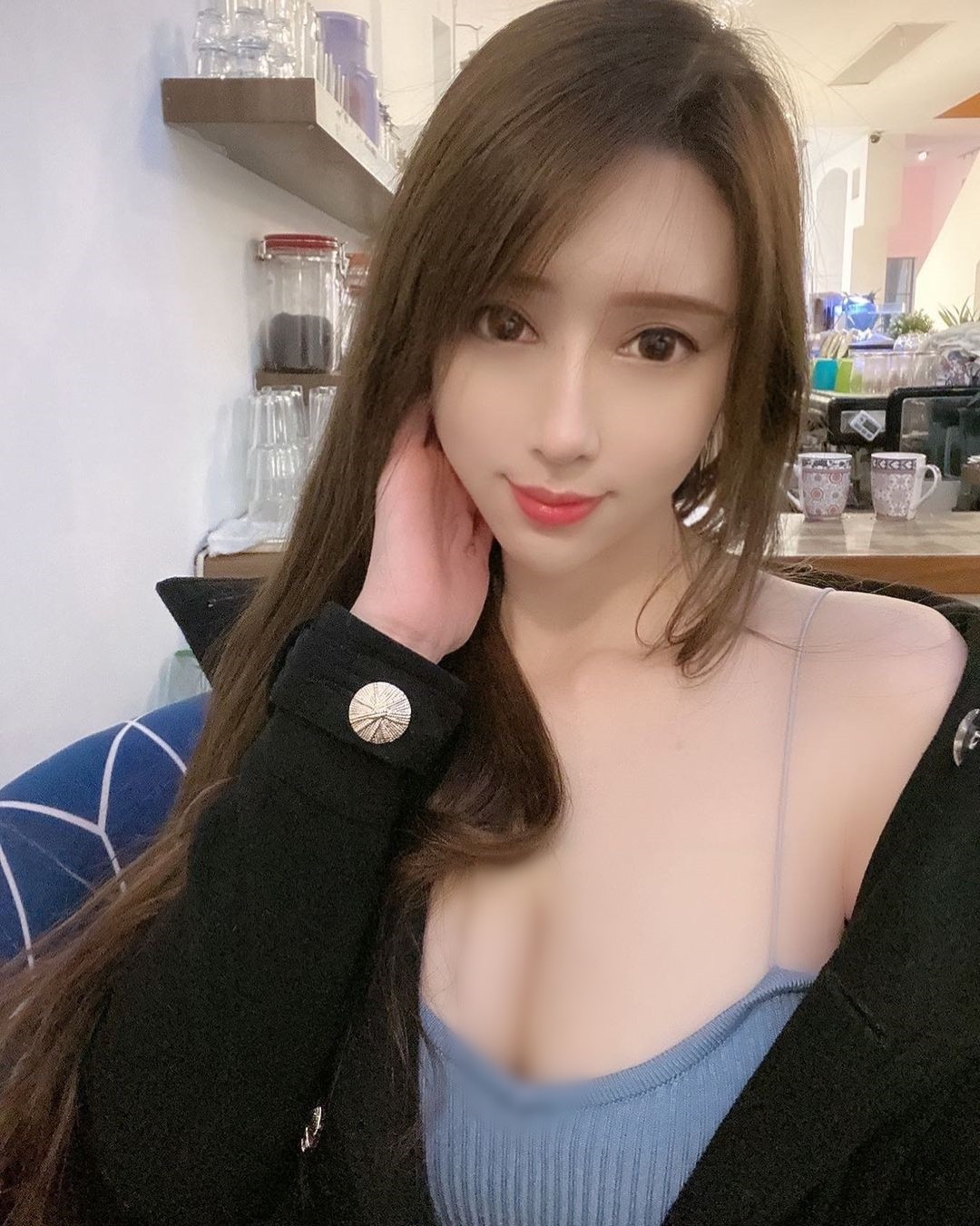 Phong cách cá nhân của cô nàng cũng rất nữ tính, quyến rũ và cực kỳ gợi cảm.