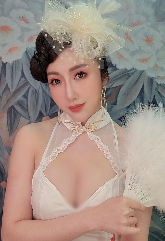 Thi thoảng, Trân Lâm cũng đổi phong cách, cô nàng diện những set đồ mang hơi hướng xưa cũ.