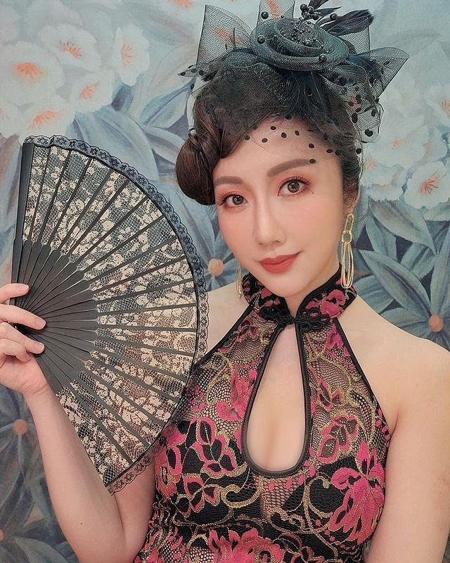 Trong bộ xường xám cách điệu, hở vai, khoét ngực khá sâu, hot girl xinh đẹp khoe được nét gợi cảm phong tình của mình.