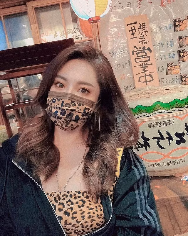 Đời thường, Trân Lâm cũng thi thoảng phá cách với những bộ trang phục thể thao, phối hoạ tiết da báo.