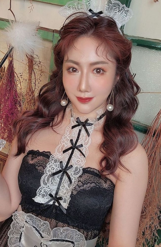 Cô nàng cũng rất đầu tư cho hình ảnh sản phẩm, mỗi lần xuất hiện đều rất chỉn chu, xinh đẹp.