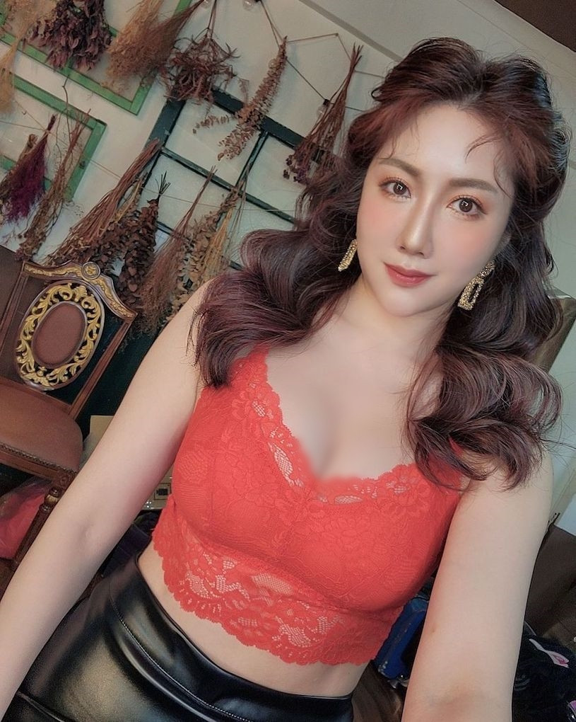 Diện lên mình những trang phục ren, xuyên thấu, diêm dúa, hot girl xinh đẹp cuốn hút hơn bao giờ hết.