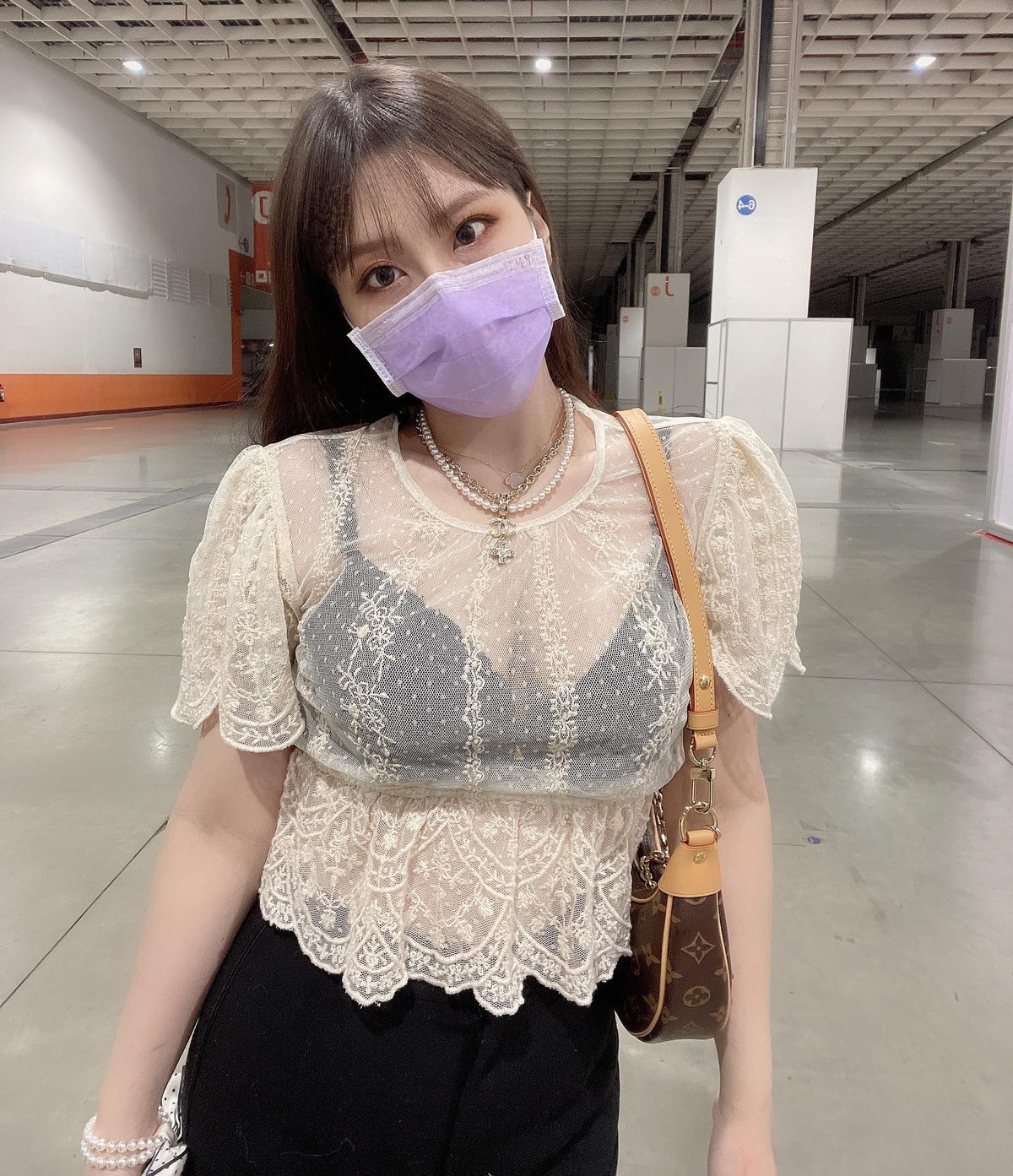 Đối với những fan hâm mộ trung thành của Yumi, việc thần tượng của họ ăn mặc hở hang, thiếu vải đã không còn là chuyện mới mẻ.