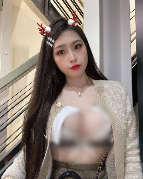 Nhiều lần Yumi còn cố tính phanh áo, để lộ nội y phản cảm. Đây có lẽ là phong cách đặc trưng của hot girl nóng bỏng này.