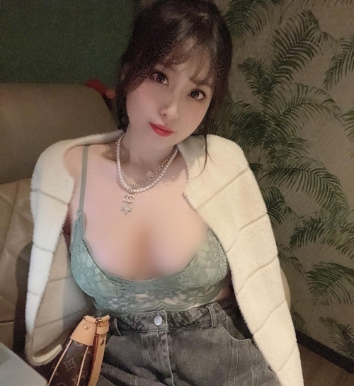 Nhiều người cho rằng cô nàng chiêu trò quá lố vì hoàn toàn có thể diện áo rộng tay để tiêm, không cần thiết phải cởi áo để lộ nội y như vậy.