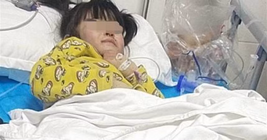 Be gai 4 tuoi bi me ke doi nuoc soi de trung phat