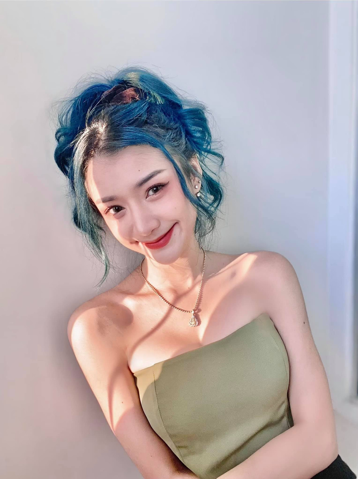 Cô nàng thường chọn những item giúp tôn lên được vòng một đầy đặn, chiếc cổ thon dài, bờ vai thanh mảnh và vòng eo con kiến.