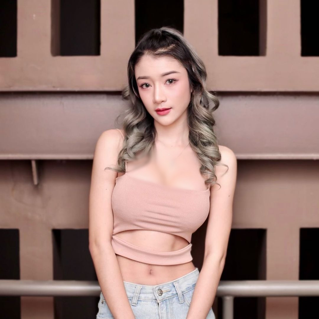 Chutimon Prayongchaikul cũng được xem là hot girl mi nhon vì dáng vóc khá gầy, chân tay nhỏ, bờ vai mỏng manh.