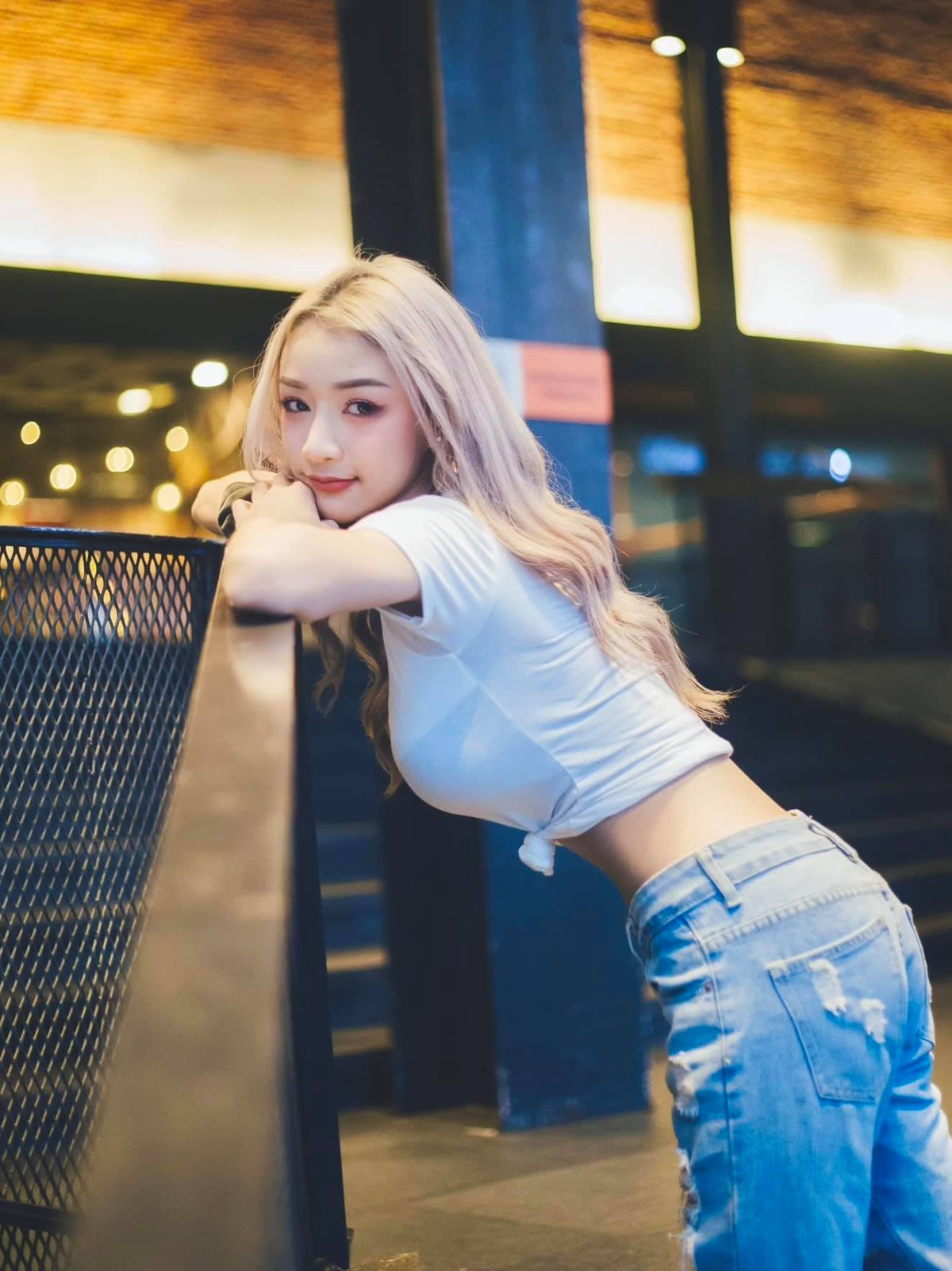 Dù trang phục rất đơn giản nhưng lên người của Chutimon Prayongchaikul lại mang vẻ quyến rũ khó cưỡng. Nhờ vậy, cô nàng cũng nhận được sự ưu ái của nhiều nhãn hàng, từ thực phẩm, sản phẩm chăm sóc da cho đến đồ nội y và quần áo...