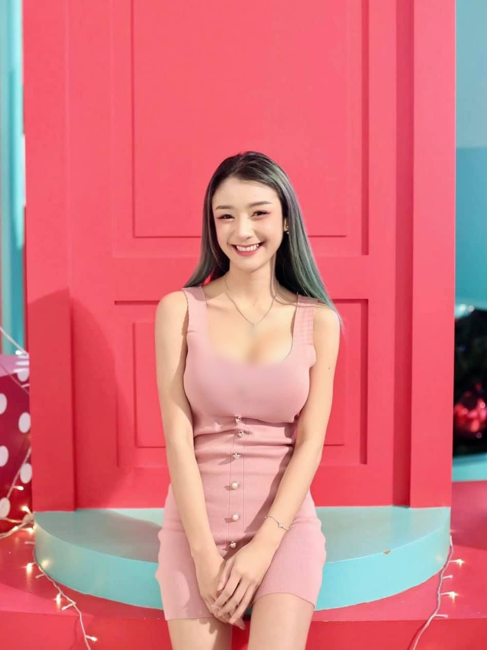 Cô nàng cũng thường xuyên chia sẻ hình ảnh xinh đẹp lung linh của mình và bí kíp giữ dáng, ăn mặc.