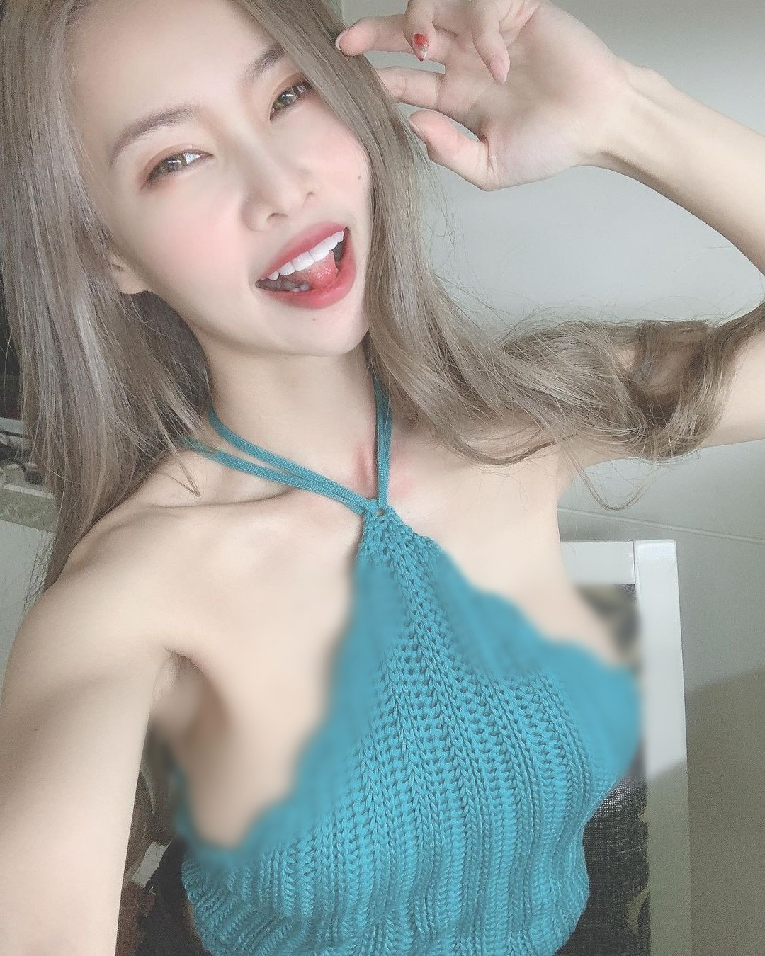 Đáp lại những bình luận tiêu cực, Tiểu Đào đanh thép cho biết, cô nàng diện đồ ra sao cũng không ảnh hưởng đến mọi người, chỉ cần không vi phạm pháp luật, không làm ảnh hưởng đến người khác là được.