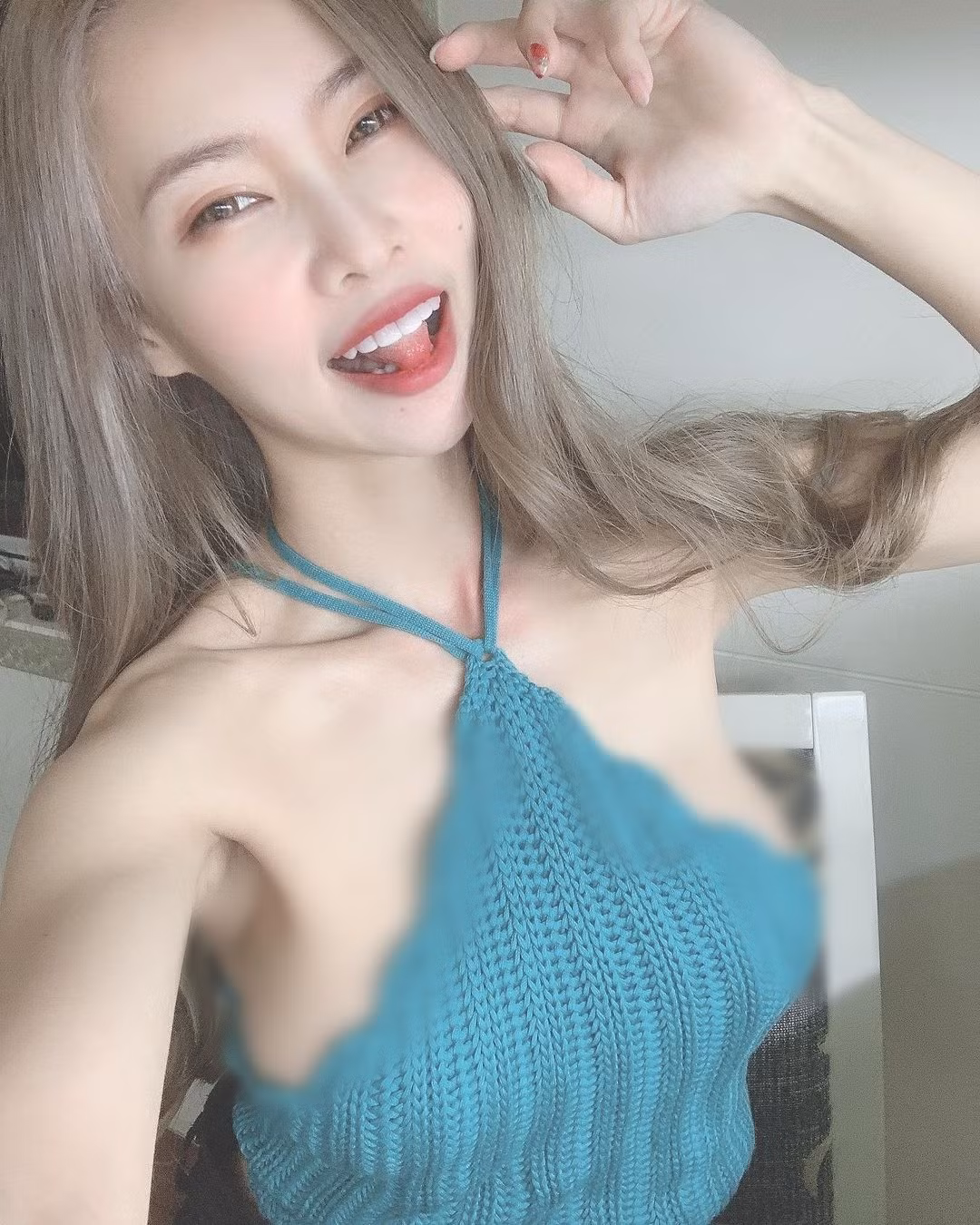 Đáp lại những bình luận tiêu cực, Tiểu Đào đanh thép cho biết, cô nàng diện đồ ra sao cũng không ảnh hưởng đến mọi người, chỉ cần không vi phạm pháp luật, không làm ảnh hưởng đến người khác là được.