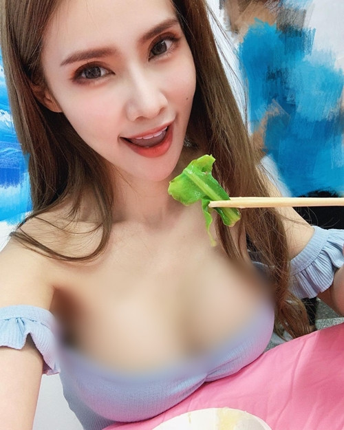 Cùng với đó, Tiểu Đào liên tục khoe hình ảnh xinh đẹp, gợi cảm của mình lên trang cá nhân.