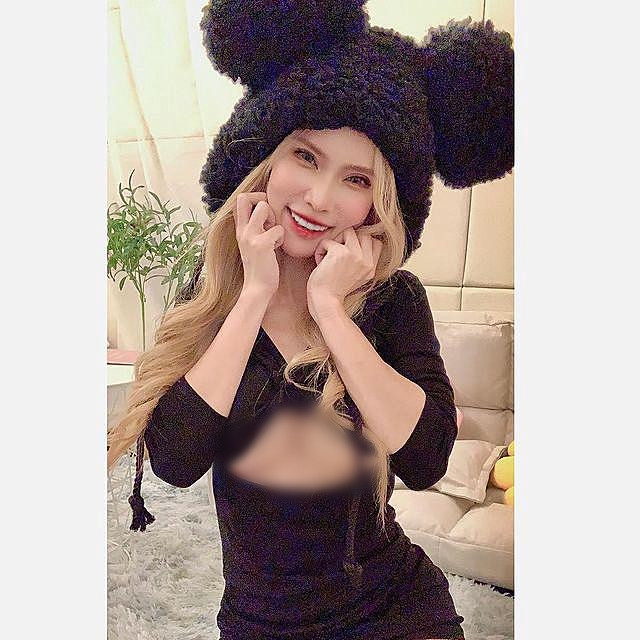 Cô nàng cho biết, bản thân vui vẻ và hạnh phúc khi vẫn có những fan hâm mộ trung thành, chấp nhận tính cách và gu thời trang của cô.