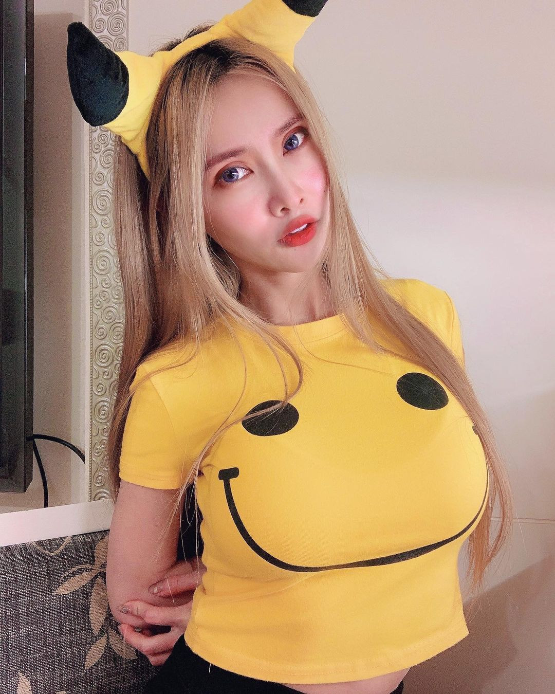 Đông đảo mọi người ném đá cô nàng là "nhan sắc không bằng người nên không ngừng chiêu trò".