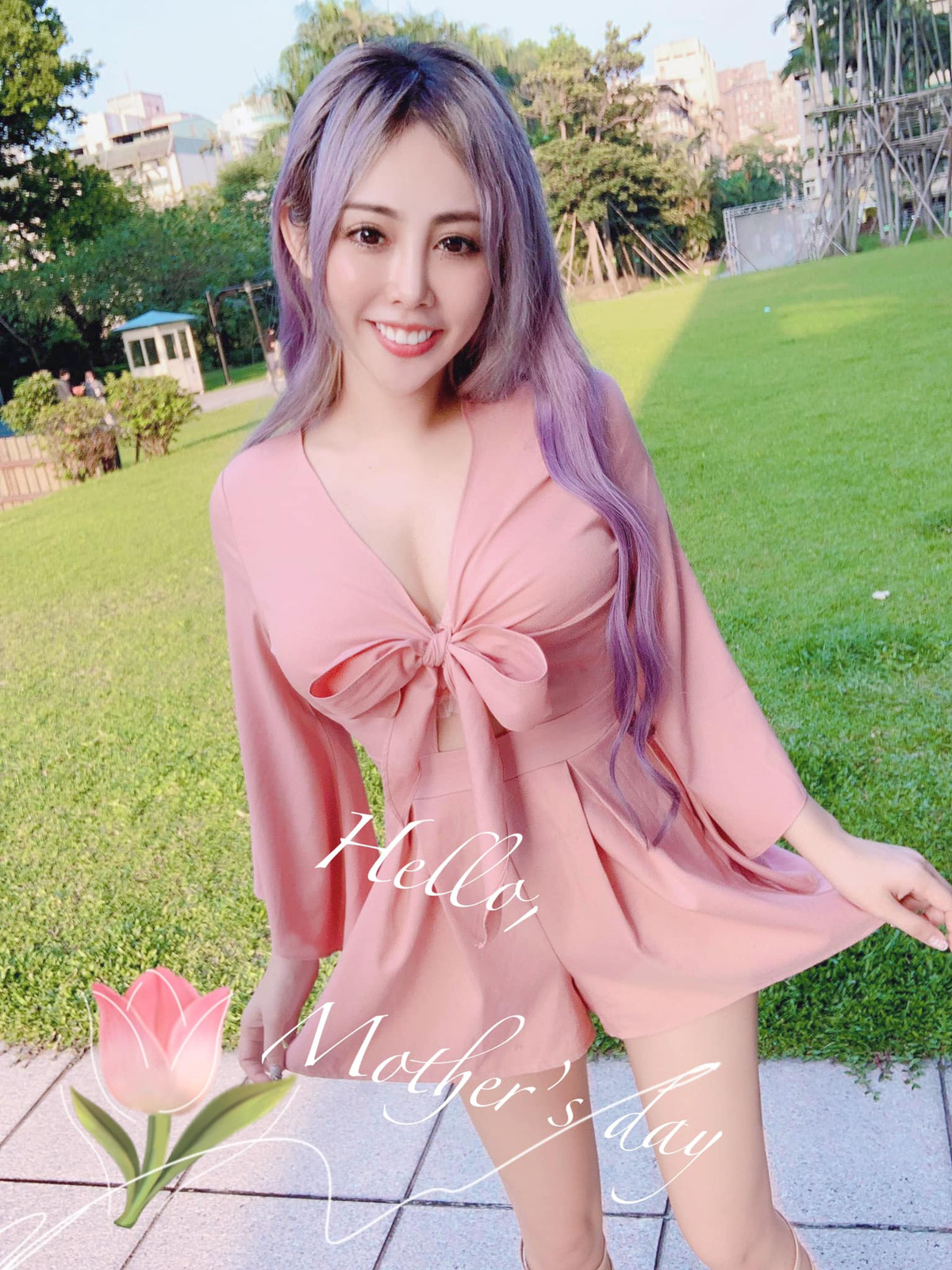 Được biết, Tiểu Đào ngoài công việc chính là một người mẫu, cô nàng còn kinh doanh thời trang, kinh doanh một cửa hàng hoa ăn nên làm ra.