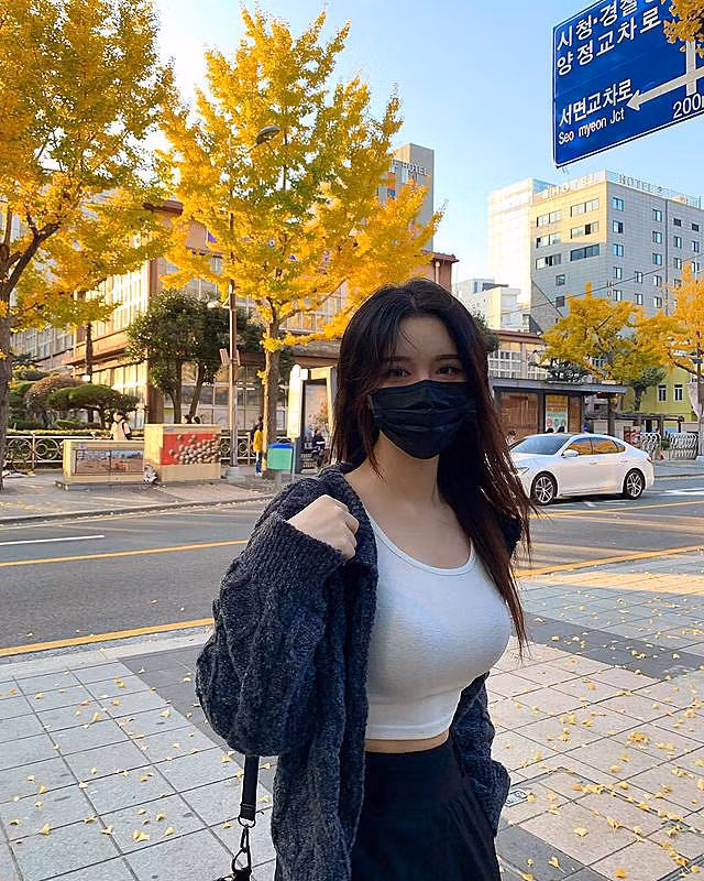 Tuy nhiên, có vẻ như nữ sinh trường nghệ thuật không có nhiều tham vọng với sự nổi tiếng. Cô nàng vẫn rất chăm chỉ học hành và không có ý định làm trái nghề.