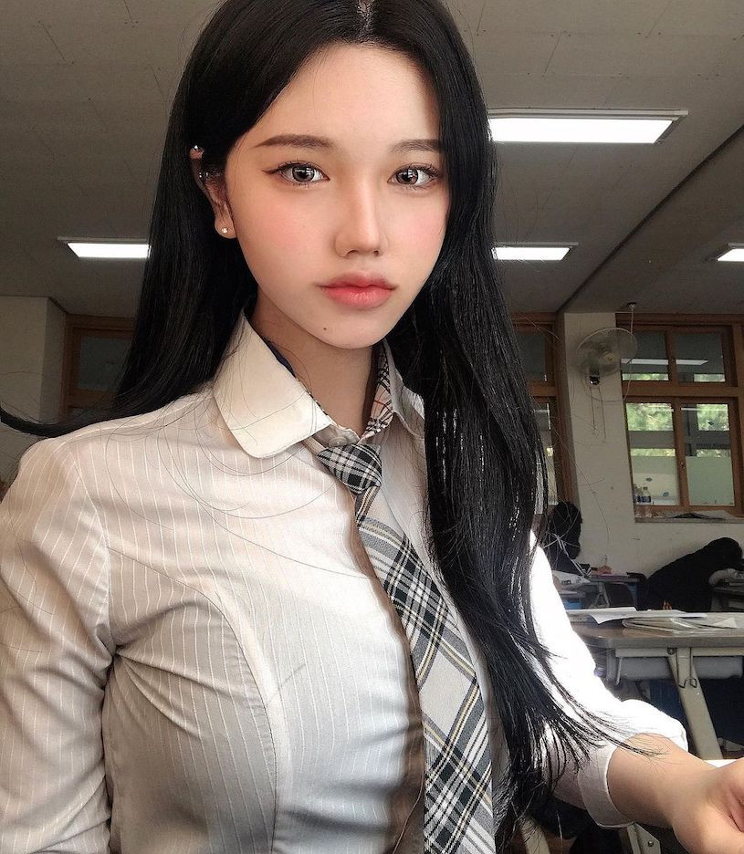 GJ là nữ sinh chuyên ngành điêu khắc trường Đại học Mỹ thuật Hàn Quốc. Cô nàng nổi tiếng với nhan sắc đẹp như tượng tạc.