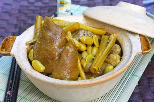 Giò heo ướp nghệ tươi giã nát, nấu liu riu đến khi mềm, cho thêm đậu phộng đã bóc vỏ, vừa béo vừa thơm, ăn với xôi trắng rất hợp.