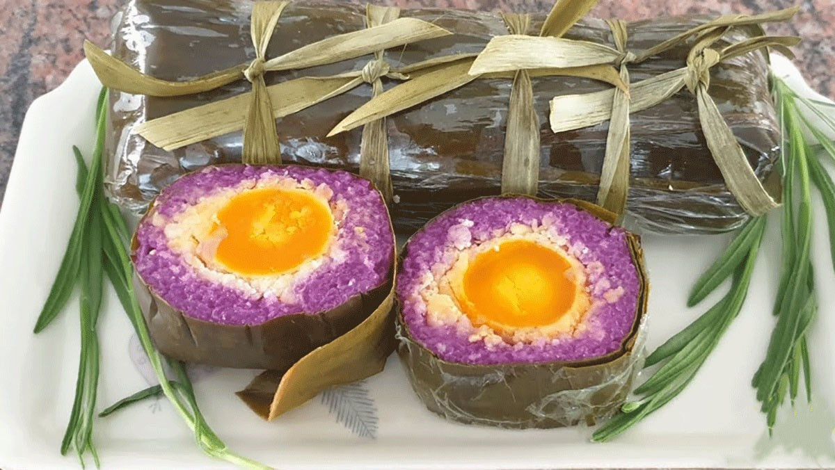 Màu tím của nếp cẩm, kết hợp sắc vàng cam nổi bật của trứng muối, tông vàng nhạt óng ả của đậu xanh, màu trắng trong vắt của thịt mỡ cùng sắc xanh của lá chuối tạo nên một tổng thể bắt mắt.