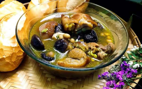 Không chỉ thế, Tết ở miền Trung còn có món giò heo hon. Nấu hon là một cách nấu thông thường của người miền Trung, muốn món ăn ngon phải nấu lâu và sử dụng nguyên liệu đặc trưng như nghệ sả để tăng thêm hương vị cho món.