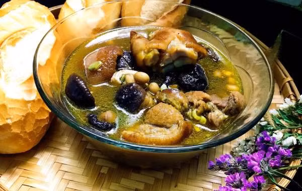 Không chỉ thế, Tết ở miền Trung còn có món giò heo hon. Nấu hon là một cách nấu thông thường của người miền Trung, muốn món ăn ngon phải nấu lâu và sử dụng nguyên liệu đặc trưng như nghệ sả để tăng thêm hương vị cho món.