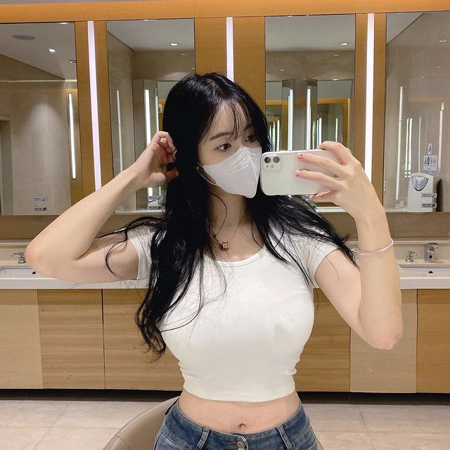 Nhiều người ngưỡng mộ Park Sujin vì cho rằng cùng là dân văn phòng như họ thì gù lưng, đau vai gáy, mỡ bụng còn cô nàng thì sở hữu thân hình đẹp như mơ.