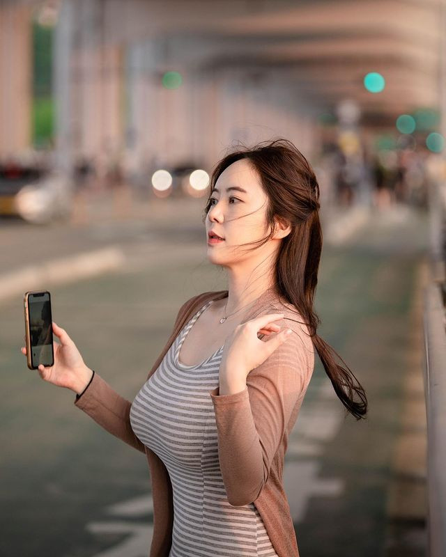 Park Sujin kết hợp trang phục rất vừa phải, đủ để tôn lên dáng vóc của mình mà không khiến người khác phải ái ngại.