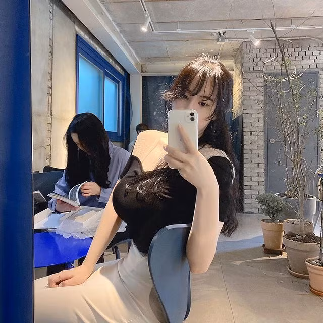 Ngoài ra, muốn có làn da đẹp, bạn nhất định phải bôi kem chống nắng, chăm chỉ dưỡng ẩm.