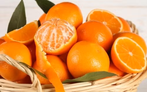 Ngoài ra, đừng quên bổ sung cho mình các loại trái cây như bưởi, dưa hấu, cam... Khoảng 1 giờ đồng hồ sau khi ăn bữa chính, hãy ăn cam để hỗ trợ tốt cho tiêu hóa và hiệu quả trong việc giảm cân giữ dáng ngày Tết.