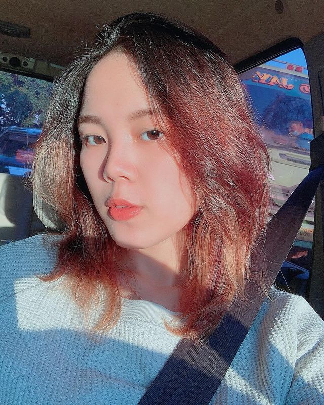 Airi, người Indonesia, nổi tiếng là một trong những hot girl gợi cảm có phong cách thời trang táo bạo. Cô nàng thường đăng tải những hình ảnh xinh đẹp, gợi cảm của mình lên mạng xã hội, thu hút đông đảo sự quan tâm, chú ý của cư dân mạng.