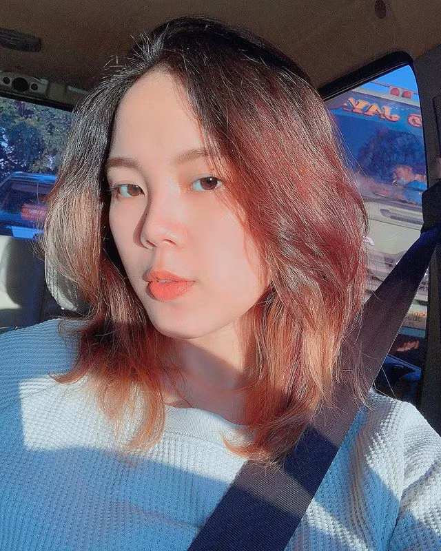 Airi, người Indonesia, nổi tiếng là một trong những hot girl gợi cảm có phong cách thời trang táo bạo. Cô nàng thường đăng tải những hình ảnh xinh đẹp, gợi cảm của mình lên mạng xã hội, thu hút đông đảo sự quan tâm, chú ý của cư dân mạng.