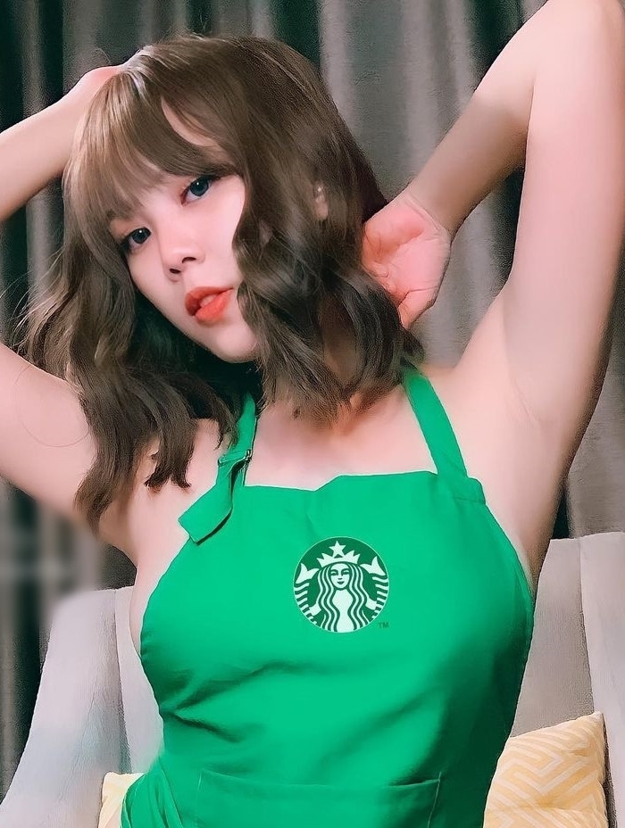 Rất nhiều người cho rằng Airi lần này đã đi quá xa, cô nàng bị chỉ trích là diện đồ phản cảm, cố tình gây sự chú ý.