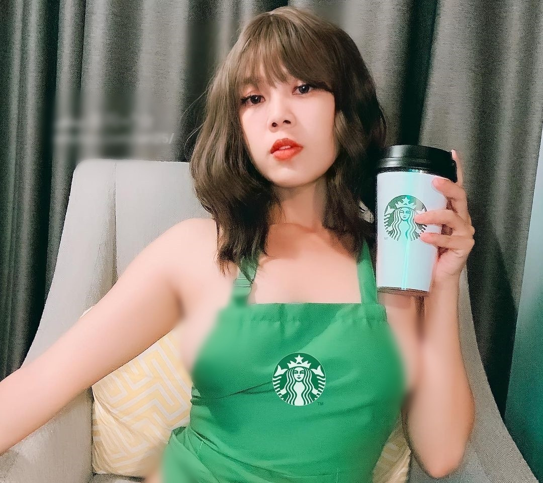 Gần đây, hot girl Airi đã khiến dân mạng "dậy sóng" khi đăng tải hình ảnh gần như khỏa thân, chỉ mặc đúng một chiếc tạp dề màu xanh lá cây.