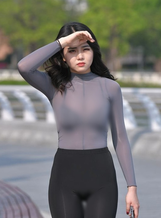 Tuy nhiên, trong mắt rất nhiều người thì kiểu thời trang này dù kín đáo nhưng lại không hề đẹp, trái lại còn rất mực phản cảm.