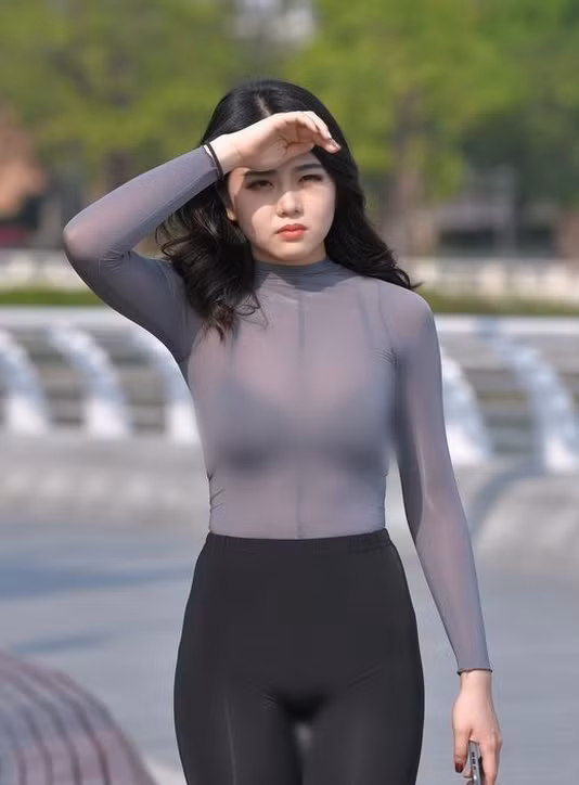 Tuy nhiên, trong mắt rất nhiều người thì kiểu thời trang này dù kín đáo nhưng lại không hề đẹp, trái lại còn rất mực phản cảm.