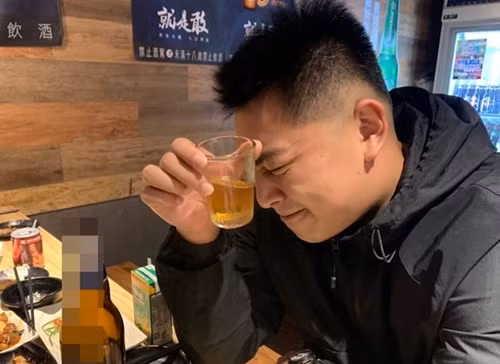 Lien tuc bi moi ruou lien hoan cuoi nam, thanh nien suyt chet tham