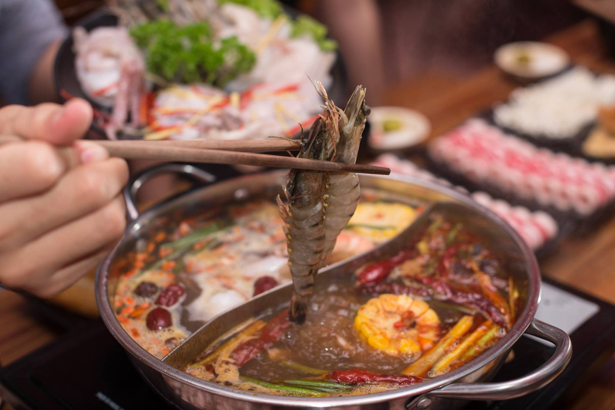 Tiến sĩ Trần nói rằng đồ uống ngọt và đồ ngọt có thể tạo ra "áp suất thẩm thấu cao" trong cơ thể.