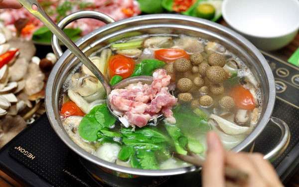 Ngoài ra, sử dụng đồ nhiều đường như bánh tráng miệng, kem, hoặc đồ ăn quá cay dễ khiến cơ thể nhanh chóng bị mất nước.