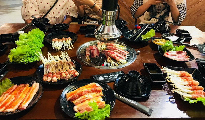 Các nghiên cứu khoa học cho thấy, hàm lượng natri trong nước sốt, nước tương và các loại gia vị khác cực cao, hấp thụ quá nhiều vốn có hại cho thận và cũng có thể ảnh hưởng đến hệ tim mạch.