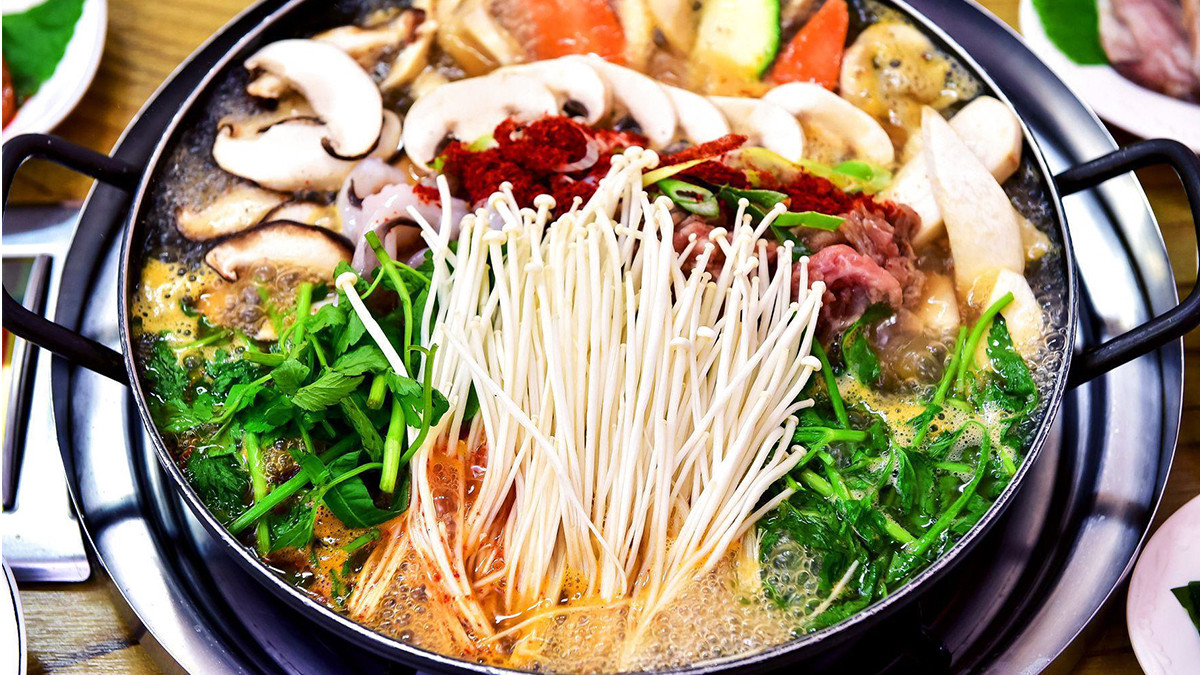 Vào những dịp cuối năm, mọi người thích hẹn nhau tụ tập ăn uống, vì khí trời lạnh, đa số sẽ chọn ăn lẩu, nướng. Thế nhưng, mọi người lại không biết rằng, ăn lẩu, nướng quá nhiều sẽ làm tăng nguy cơ mắc các bệnh tim mạch, thậm chí tắc nghẽn mạch máu cấp tính, cực nguy hiểm. (Ảnh minh họa)