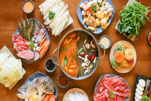 Tiến sĩ Trần Giới Vũ, Trưởng khoa tim mạch của bệnh viện Cathay General, Đài Loan, cho biết lượng calo cao ẩn trong các bữa ăn lẩu có thể làm tăng cholesterol dẫn đến nhồi máu cơ tim.