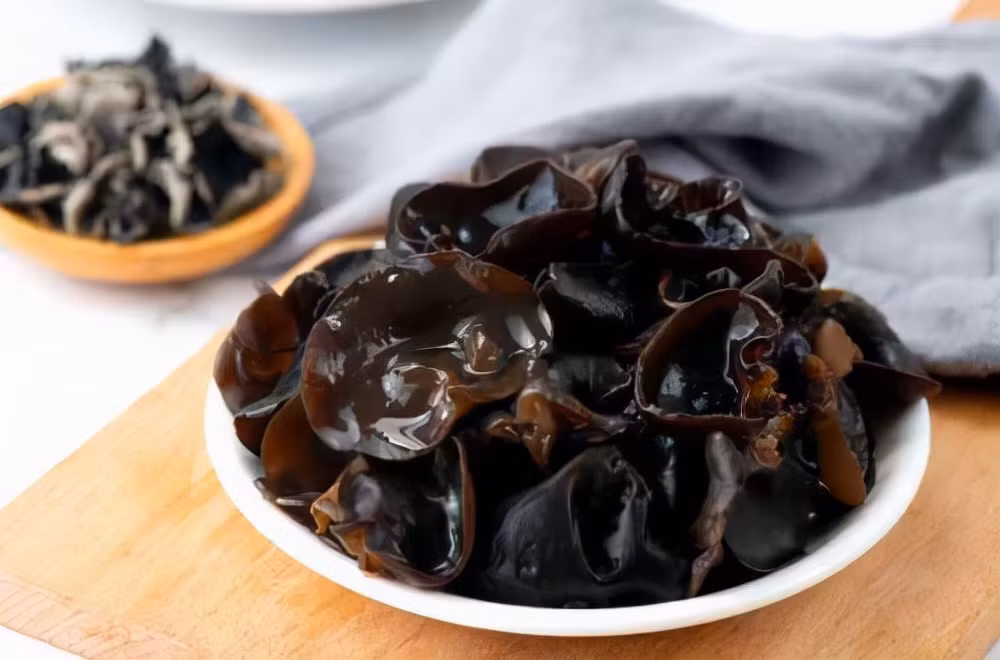 Thứ ba là mộc nhĩ trộn hành tây. Đây được xem là món trộn món đặc biệt thích hợp cho bữa cơm tối, giúp giải ngán cực chuẩn.