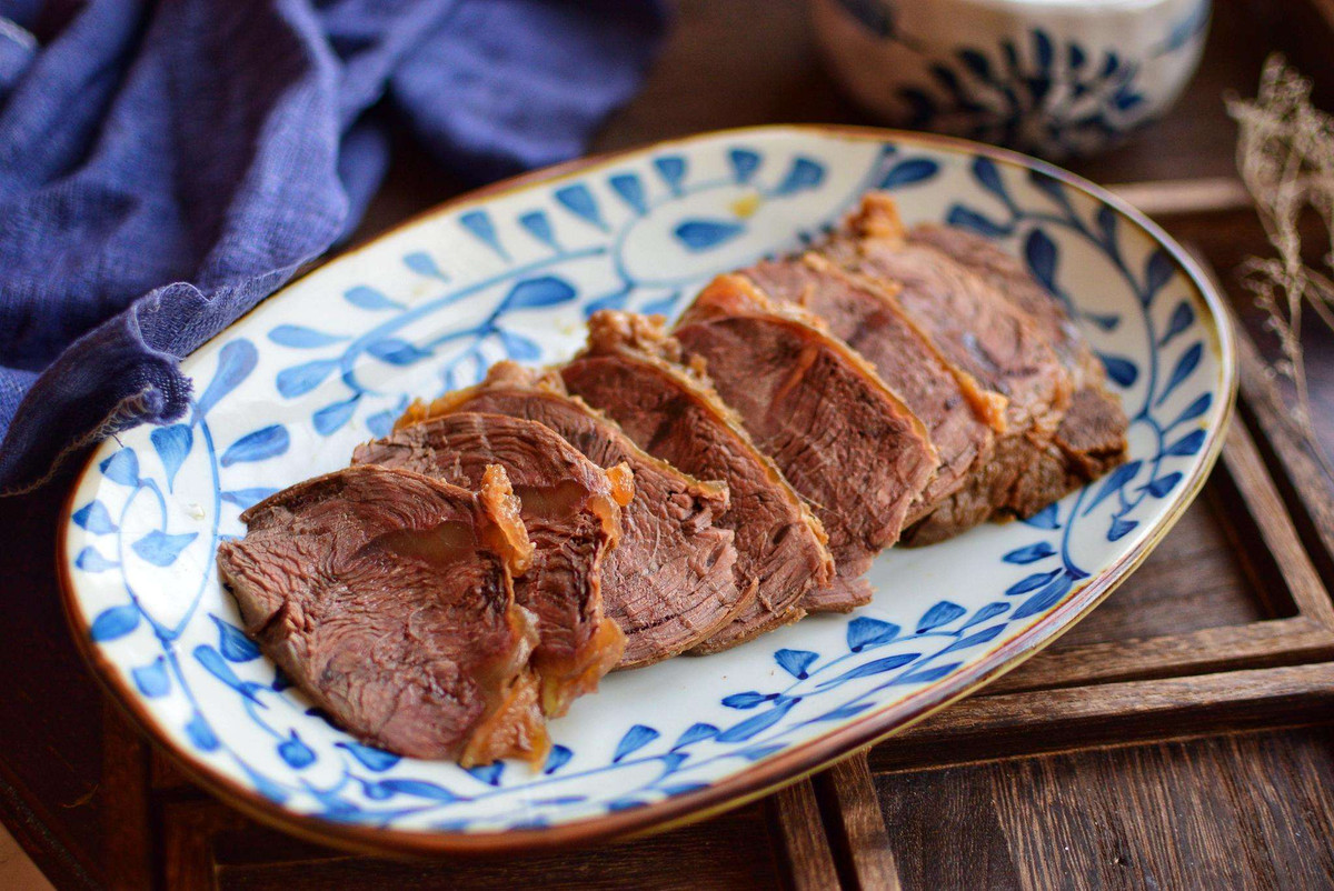 Thứ tư là món thịt bò trộn rau thơm. Để làm món này, bạn có thể mua thịt bò đã luộc sẵn hoặc có thể mua thịt thăn bò sống, rửa sạch, ướp với hành, gừng và tiêu, nước cốt gà, rượu bột ngọt, để qua đêm. Hôm sau đem luộc khoảng 1 tiếng, vớt ra để nguội, cắt thành từng lát mỏng cho vào chậu trộn.