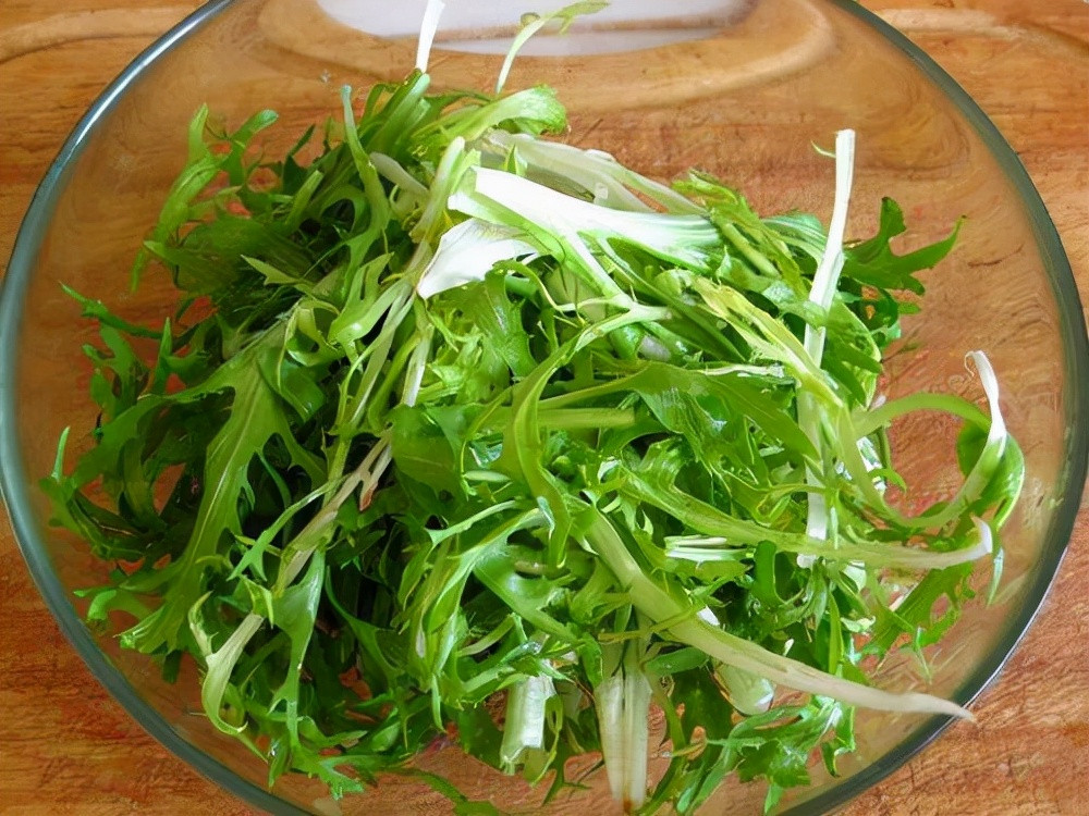 Món thứ hai là rau cúc đắng trộn gan heo, cũng là một món ăn rất ngon miệng, sảng khoái dịp Tết.