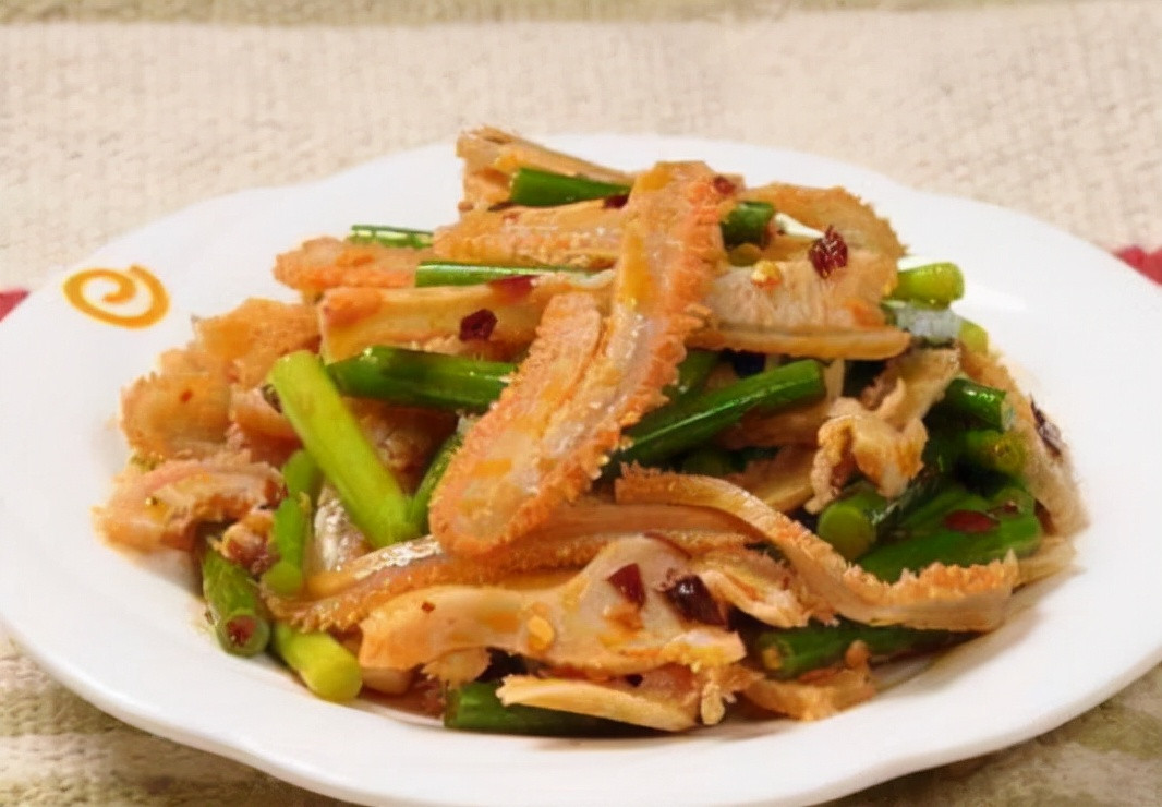 Cắt thêm ít hành tím, rồi cho một thìa dầu ớt, một thìa giấm, một thìa xì dầu, nửa thìa muối, một chút tinh chất gà và bột ngọt, lá hẹ vào trộn đều, đảm bảo ăn ngon hơn cả thịt, cá.