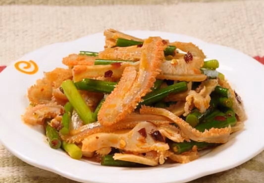 Cắt thêm ít hành tím, rồi cho một thìa dầu ớt, một thìa giấm, một thìa xì dầu, nửa thìa muối, một chút tinh chất gà và bột ngọt, lá hẹ vào trộn đều, đảm bảo ăn ngon hơn cả thịt, cá.