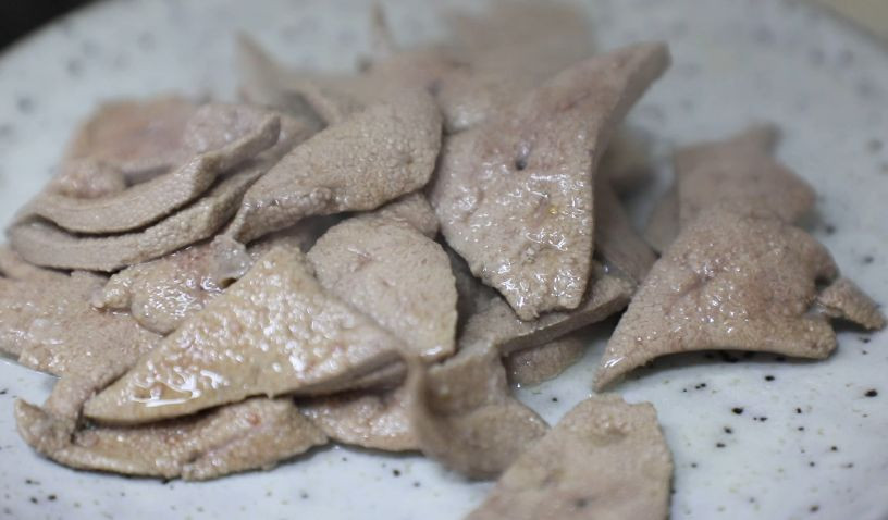 Để làm món này, bạn có thể mua gan lợn đã nấu chín hoặc mua gan sống về sơ chế tương tự như với ong sách nhưng thời gian luộc ngắn hơn. Khi gan chín để nguội, bạn hãy thái gan thành từng lát mỏng và cho vào chậu trộn.